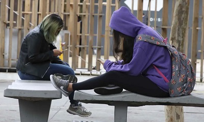 Celular em sala desafia dia a dia de professores, dizem pesquisadores 