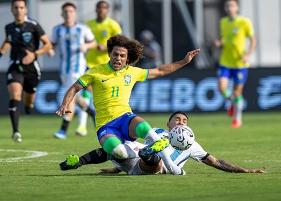 Bicampe&atilde;o ol&iacute;mpico, Brasil d&aacute; vexame, perde da Argentina e est&aacute; fora de Paris-2024