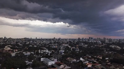 Al&eacute;m do frio, Paran&aacute; est&aacute; em alerta laranja para tempestades com ventos de at&eacute; 100 quil&ocirc;metros por hora