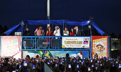 &ldquo;Ato vergonhoso&rdquo;, diz Lula sobre fuga de Fl&aacute;vio Bolsonaro