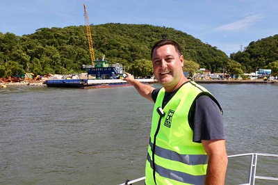 Obra da Ponte de Guaratuba-Matinhos recebe nova balsa de apoio mar&iacute;timo