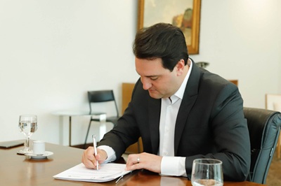 Ratinho Junior assina decreto que estabelece regras da transi&ccedil;&atilde;o para governador eleito