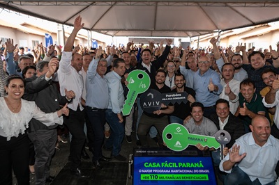 Ratinho Junior inaugura conjunto residencial com 51 casas em Guapirama