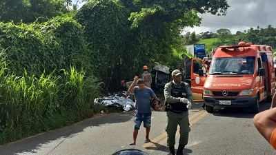 Oito morrem ap&oacute;s Kombi e caminh&atilde;o baterem de frente na PE-50, em Gl&oacute;ria do Goit&aacute;