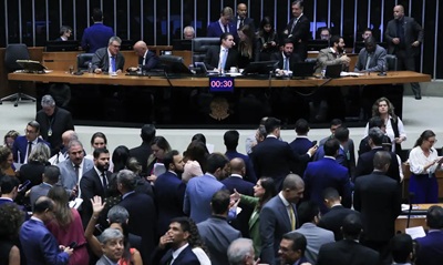 Câmara aprova urgência para suspender decreto do IOF 