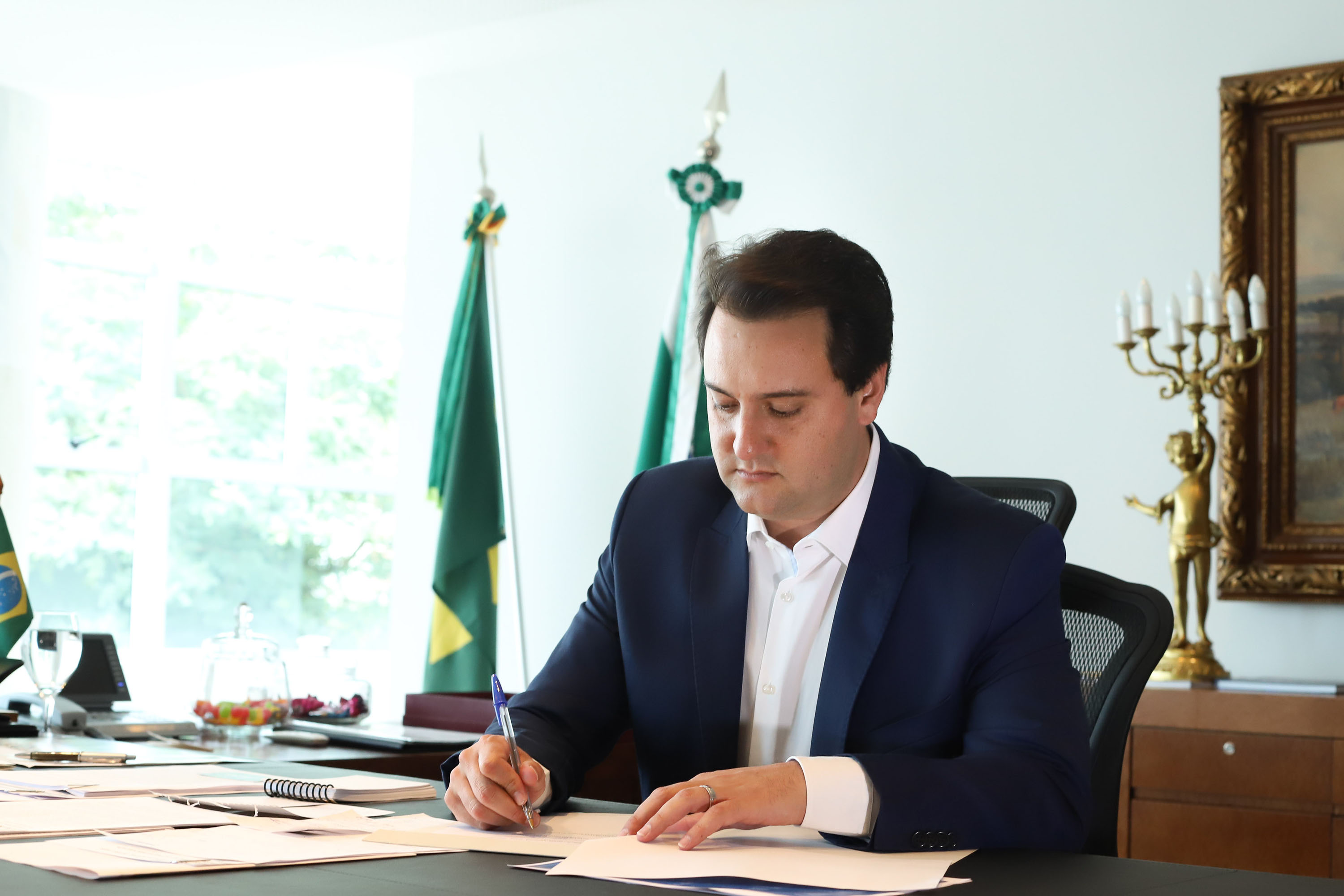 Governador sanciona lei que reestrutura carreiras e fortalece atua&ccedil;&atilde;o da Adapar