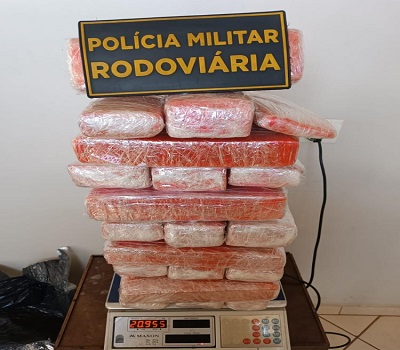 Homem &eacute; preso com 20,9kg de maconha na PR-855 em Bandeirantes