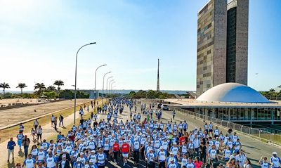 "Brasil ser&aacute; soberano pela educa&ccedil;&atilde;o", diz Lula na corrida MEC 95 anos