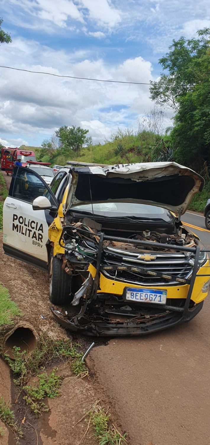 CARRO DA PRV SE ENVOLVE EM ACIDENTE NA PR 855 EM BANDEIRANTES