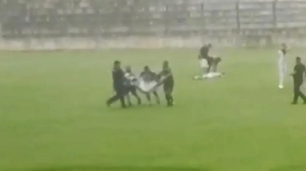 Jogador de futebol morre ap&oacute;s ser atingido por raio no Paran&aacute;; quatro ficaram feridos
