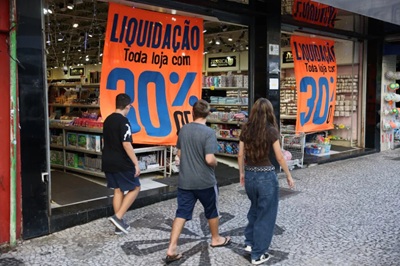 Com&eacute;rcio paranaense emprega 800 mil pessoas e fatura R$ 651 milh&otilde;es em um ano