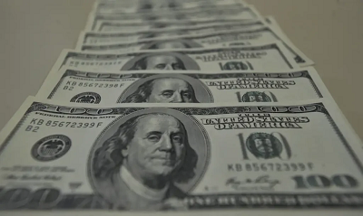Diferente do mercado exterior, dólar fecha em alta no Brasil