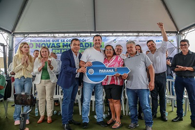 Com subs&iacute;dio do Estado, 20 fam&iacute;lias de Marilena recebem as chaves da casa pr&oacute;pria
