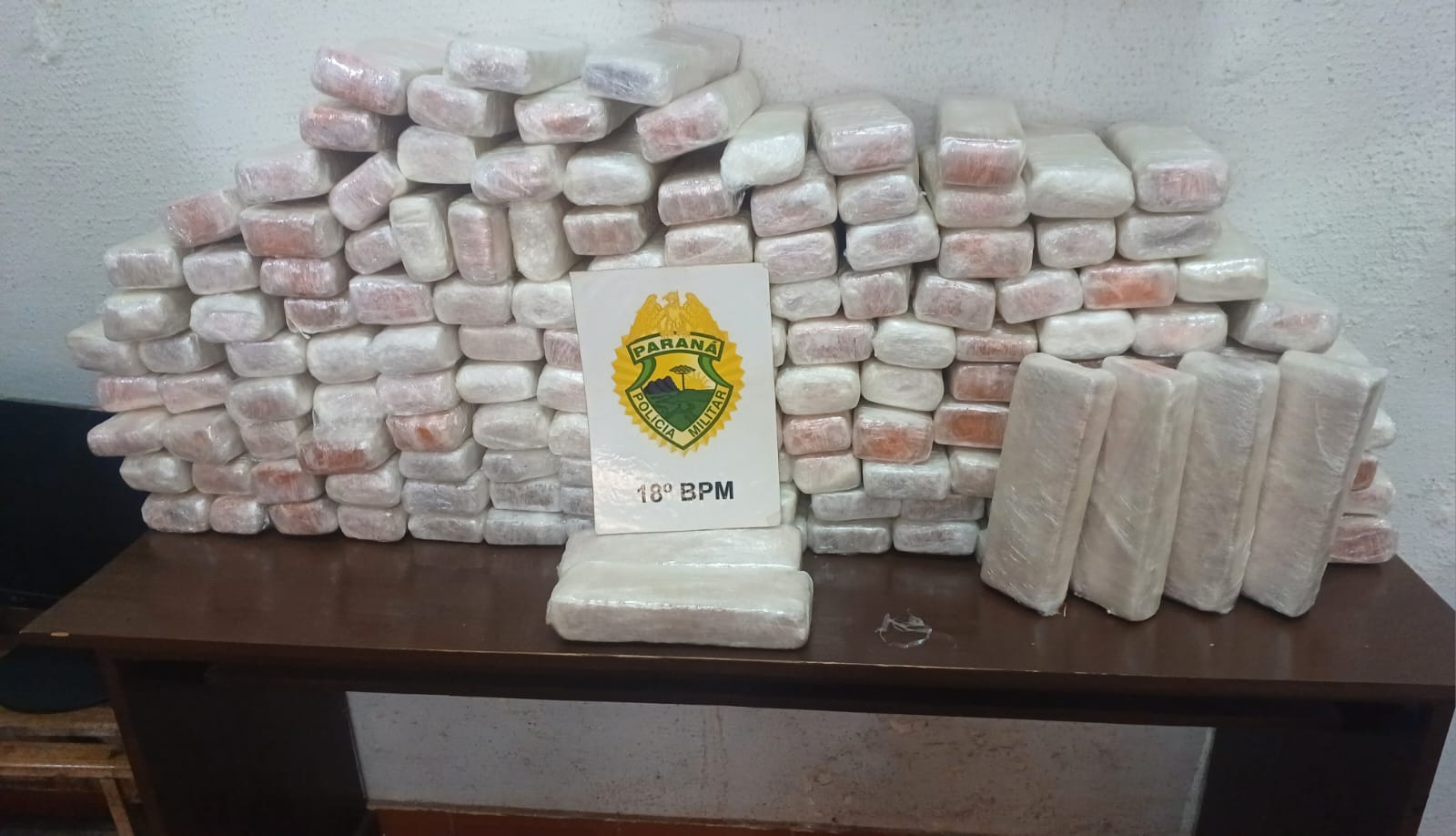 EM BANDEIRANTES, POL&Iacute;CIA MILITAR APREENDE 96,4 QUILOS DE MACONHA EM ABORDAGEM VEICULAR E PRENDE DOIS HOMENS