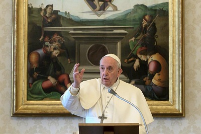 Vaticano rebate cr&iacute;tica sobre b&ecirc;n&ccedil;&atilde;os a casais homoafetivos e explica que doutrina n&atilde;o mudou