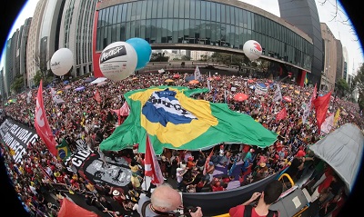 S&atilde;o Paulo tem 42 mil pessoas em ato contra PEC da Blindagem e anistia