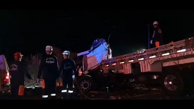 Batida entre caminh&atilde;o e &ocirc;nibus de turismo deixa 24 pessoas mortas e seis feridas no norte da Bahia