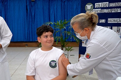 Escolas estaduais e municipais j&aacute; est&atilde;o participando da nova for&ccedil;a-tarefa de vacina&ccedil;&atilde;o