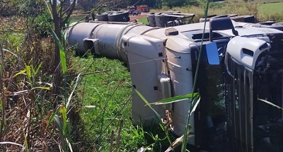 Caminhão tomba na PR-092 em Andirá e causa vazamento de óleo de soja