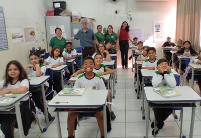 PREFEITURA INICIA NOVA ENTREGA DE UNIFORMES PARA ALUNOS DA REDE MUNICIPAL