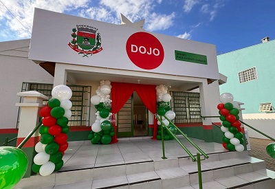 BANDEIRANTES ENTREGA NOVA MINI ESCAVADEIRA E REINAUGURA DOJ&Ocirc; MUNICIPAL REVITALIZADO