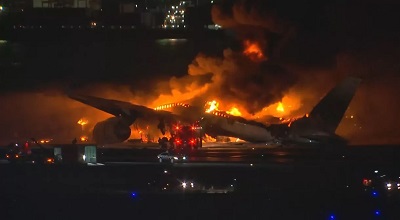 Avi&atilde;o com 367 a bordo pega fogo ao pousar no aeroporto de T&oacute;quio