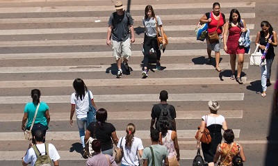 Expectativa de vida ao nascer no Brasil sobe para 76,4 anos em 2023 