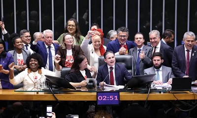 C&acirc;mara aprova, em dois turnos, PEC pelo fim da escala 6x1