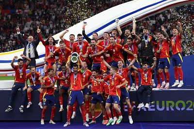 Espanha marca no fim, bate a Inglaterra e se isola como maior campeã da Eurocopa