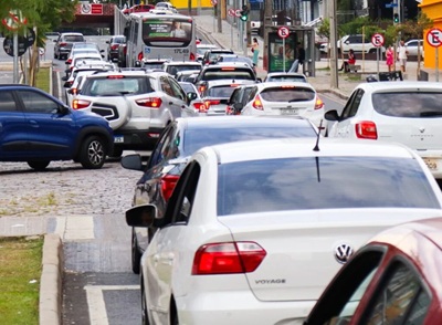 Paran&aacute; &eacute; o estado mais motorizado do Brasil e oito cidades t&ecirc;m mais carros que gente