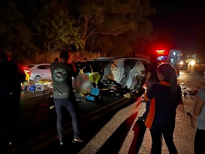 Colis&atilde;o entre carreta e picape deixa motorista gravemente ferido na BR-153