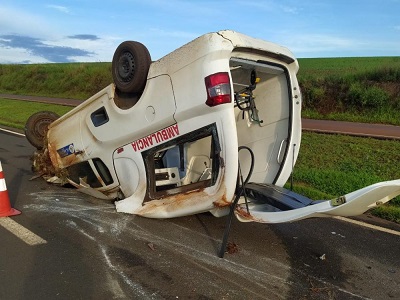 Acidente com ambul&acirc;ncia de Jacarezinho na BR-369 deixa duas feridas, incluindo gestante