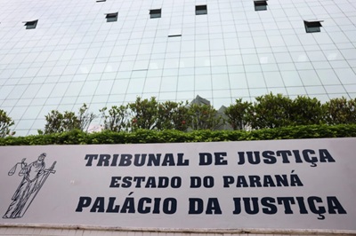 No Paran&aacute;, 75 ju&iacute;zes e desembargadores receberam mais de R$ 100 mil em um m&ecirc;s