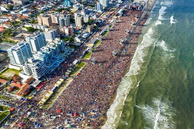 Gusttavo Lima faz show de 3 horas para multid&atilde;o de 265 mil pessoas na praia de Matinhos