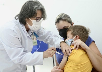 Vacina contra Covid-19 passa a fazer parte do calend&aacute;rio vacinal da crian&ccedil;a em 2024