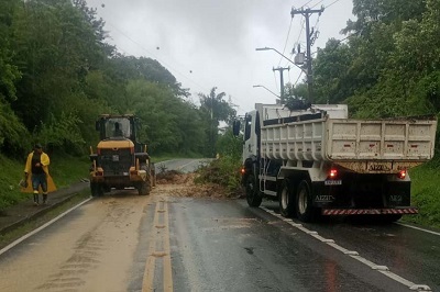 Ap&oacute;s queda de barreira, PR-412 em Guaratuba est&aacute; bloqueada; ferry boat segue operando