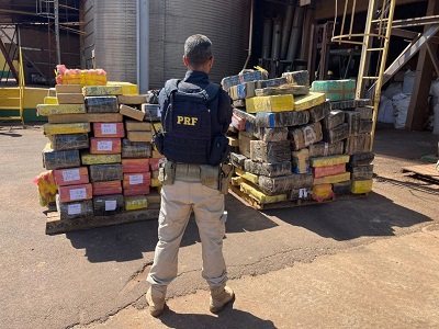 Droga avaliada em R$ 6 milh&otilde;es &eacute; encontrada escondida em carga de milho no Paran&aacute;