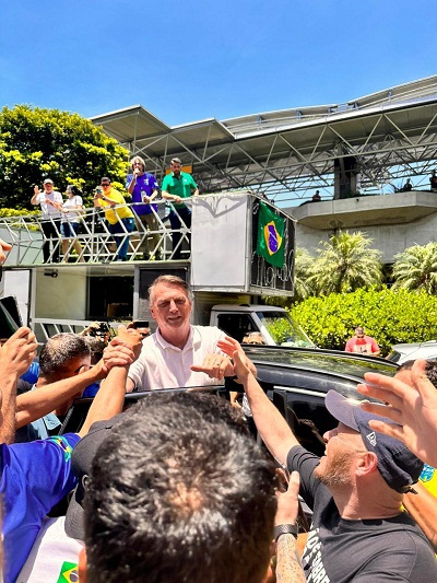 Bolsonaro chega a Curitiba e &eacute; recebido por apoiadores