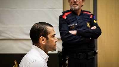 Daniel Alves &eacute; condenado a 4 anos e seis meses de pris&atilde;o por agress&atilde;o sexual em boate na Espanha